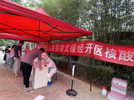 1小时完成人员集结，湖北省第三人民医院45名医护紧急支援经开区核酸采集